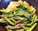 Foto del paso 4 de la receta: Ensalada templada de espárragos verdes y "fondo de nevera" 🔥🔥