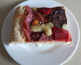 Foto del paso 3 de la receta: Pizza de embutidos y pimiento del piquillo