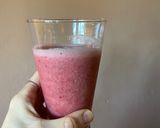 Foto del paso 2 de la receta: Licuado de frutos rojos y banana