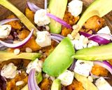 Une image de l'étape 6 de Salade de quinoa à la patate douce rôtie au miel, avocat, feta, oignons rouges et pignons.