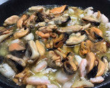 Foto del paso 2 de la receta: Mejillones al vapor con gambitas al ajillo