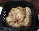 Foto del paso 3 de la receta: Muslos de pollo adobados y asados en freidora de aire con papas fritas al ajillo y salsa del adobo