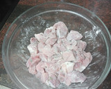 Foto del paso 3 de la receta: Habichuelas compuestas con carne de cochino, papas fritas y huevo duro