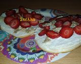 Φωτογραφία βήματος 2 της συνταγής Γλυκό burger με φράουλες και LaVache qui rit