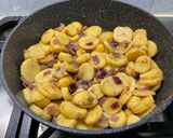Une image de l'étape 8 de Pommes de terre sautées à l'oignon rouge.