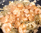 Foto del paso 7 de la receta: Tallarines de espinacas a la carbonara con gambas (Sin sal)