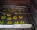 Foto langkah ke 4 dari resep Kue Semprit Bunga Desa.