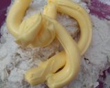 Foto langkah ke 3 dari resep Kkwabaegi / Korean twisted donuts / Donat Korea.