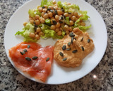 Foto del paso 5 de la receta: Ensalada de garbanzo con vinagreta de miel y mostaza, salmón ahumado y hummus