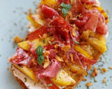 Foto del paso 7 de la receta: Torrada de queso crema, nectarinas y jamón