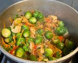Foto del paso 4 de la receta: Cazuela de pollo con repollitos de Bruselas