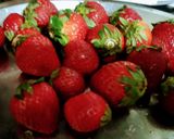 A picture of step 1 of Strawberry creamy milkshake.