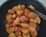 Hình bước làm 7 của món Khoai tây um gừng