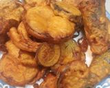 A picture of step 4 of Golden mix bhajias.