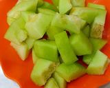A picture of step 1 of Muskmelon Grapes Popsicles.