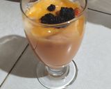 Foto langkah ke 3 dari resep Puding Susu Mangga topping Strawberry & Blueberry.