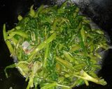 Foto langkah ke 3 dari resep Tumis Kangkung sederhana.