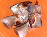 Foto langkah ke 1 dari resep Ikan kembung Pesmol Bumbu Kuning.