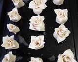 Foto del paso 5 de la receta: Pimpollos de hojaldre con dulce de leche y coco
