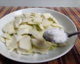 Foto langkah ke 2 dari resep Asinan Mangga Segar.