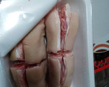 Foto del paso 1 de la receta: Manitas de cerdo en salsa