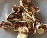 Foto del passaggio 2 della ricetta Alberello di girelle alla crema di formaggio e cannella🥨🎄🤍