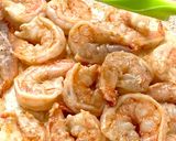 Foto langkah ke 1 dari resep Udang Saus Yogurt Telur Asin.