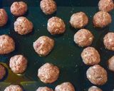 Foto del paso 5 de la receta: Albóndigas de cerdo a la panceta con papas crocantes
