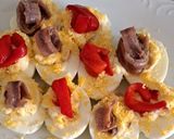 Foto del paso 7 de la receta: Huevos rellenos de atún decorados con anchoa y pimiento rojo