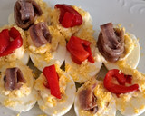 Foto del paso 7 de la receta: Huevos rellenos de atún decorados con anchoa y pimiento rojo