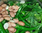 A picture of step 1 of Coriander Tomato Peanut Chutney.