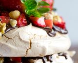 Foto del paso 18 de la receta Pavlova con ganache de chocolate negro, frutos secos y fresas