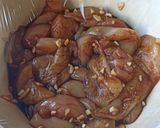 Une image de l'étape 1 de Wok poulet, asperges vertes et amandes grillées.