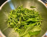 Une image de l'étape 1 de Pesto de roquette au parmesan.