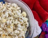 A picture of step 4 of Stove top salty buttery popcorn.