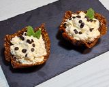 Foto del passaggio 9 della ricetta Cestini di croccante alle nocciole con crema diplomatica e gocce di cioccolato fondente