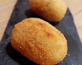 Foto del paso 7 de la receta: Croquetas de pollo especiado en salsa con acelgas con velo de panceta ibérica