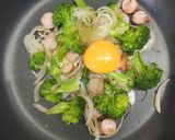 รูปขั้นตอนการทำที่ 3 ของ Broccoli Sausage Omelette&Toast