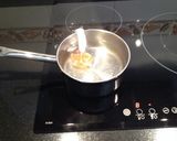 Foto del paso 3 de la receta Arroz a la cubana ligero con huevo poche y plátano sin freír
