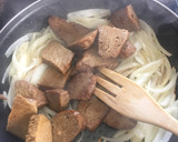 Foto del paso 3 de la receta: Seitán encebollado con arroz