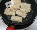 Foto langkah ke 3 dari resep Martabak mini isi sosis.