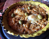 Foto del paso 4 de la receta: Tarta de pollo con masa de harina común, integral y cúrcuma
