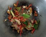 Foto langkah ke 2 dari resep Orak arik pindang telur.