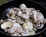 Foto del paso 3 de la receta: Pastas a la mantequilla con salsa de tomate y champiñones