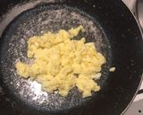 Foto langkah ke 9 dari resep Makanan AnakRoti Susu Lapis Telur Orak Arik.