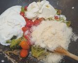 Une image de l'étape 4 de Saumon brocoli tomate cerise sauce parmesan.
