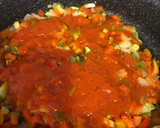 Foto del paso 3 de la receta: Salchichas con sanfaina y patatas