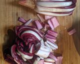 Foto del passaggio 2 della ricetta Pasta con radicchio rosso, acciughe e mozzarella di búfala