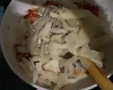 Foto langkah ke 4 dari resep Tumis jamur pedas.