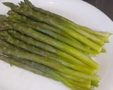Foto del passaggio 2 della ricetta Vellutata di Piselli con Asparagi, Prosciutto Cotto, Crostini e Granella di Mandorle